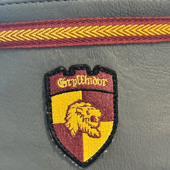 Like New Loungefly Harry Potter Gryffindor Waist Bag / Fanny Pack - Picture 3 of 6
